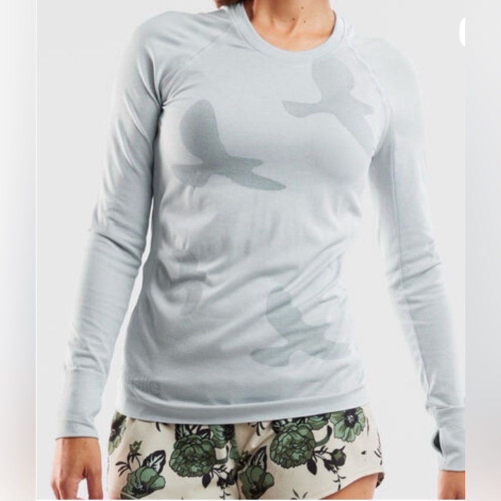 Oiselle Women's Soft Light Blue Long Sleeve Flyte